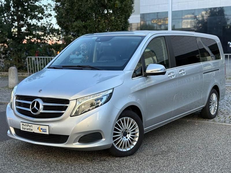 Silber Gebraucht 2019 Mercedes V220 Van / Kleinbus | 27.990 € (Teuer) - Bild 1/4