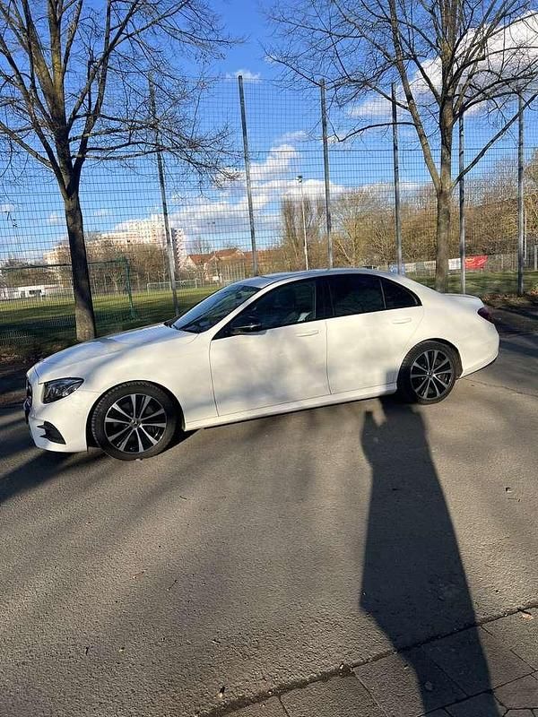 Gebraucht Mercedes E220 AMG line 194 PS (142 kW) 2018 Weiß Limousine