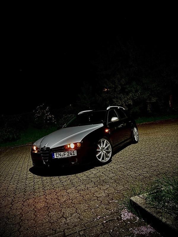 Schwarz Gebraucht 2008 Alfa Romeo 159 Ti Kombi | 6.000 € - Bild 1/4