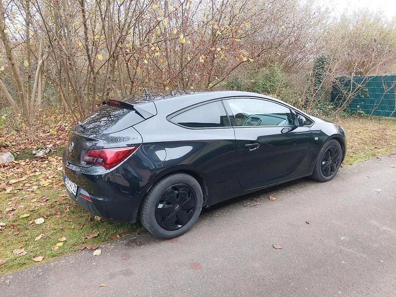 Gebraucht Opel Astra GTC Active 101 PS (74 kW) 2013 Schwarz Limousine