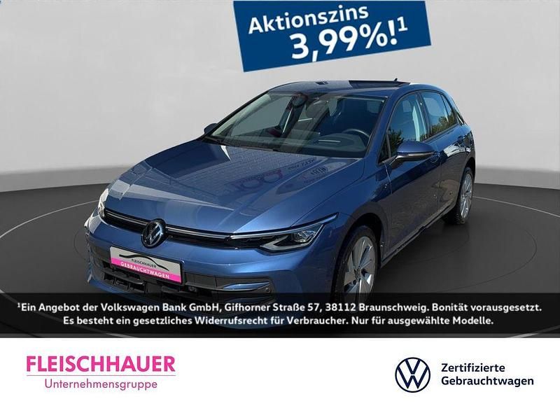 Blau Gebraucht 2024 VW Golf VIII Life Limousine | 29.440 € (Teuer) - Bild 1/4