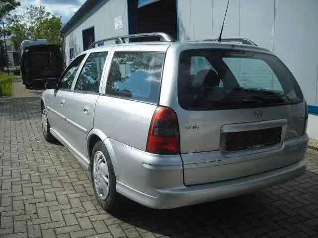 Gebraucht Opel Vectra Edition 116 PS (85 kW) 2001 Silber Kombi