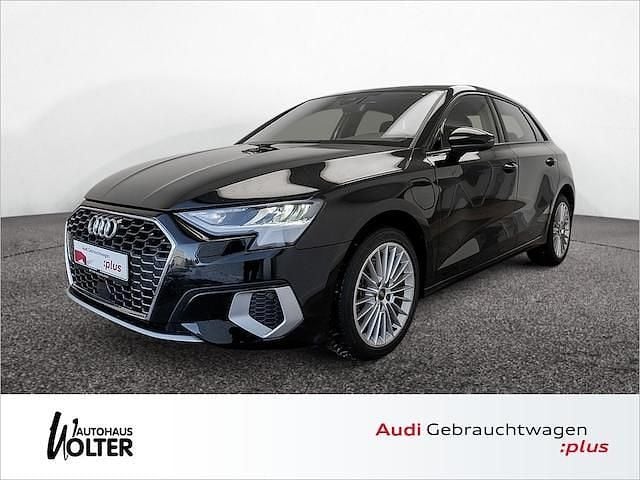 Brillantschwarz Gebraucht 2023 Audi A3 Sportback e-tron Advanced Plus Kleinwagen | 24.460 € (Fairer Preis) - Bild 1/4