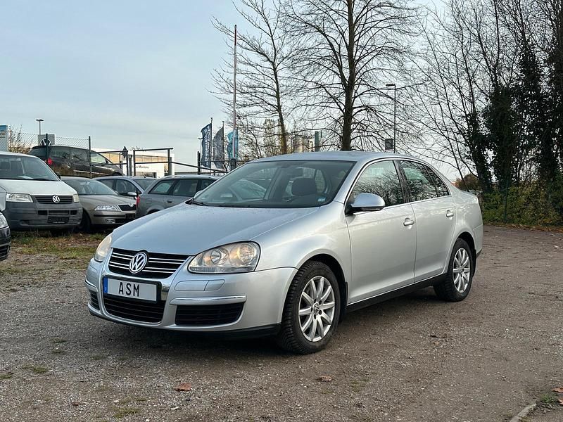 Silber Gebraucht 2006 VW Jetta Limousine | 2.790 € (Teuer) - Bild 1/3