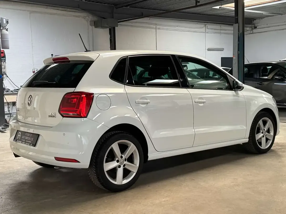 Gebraucht VW Polo Comfortline 90 PS (66 kW) 2015 Pure white Kleinwagen