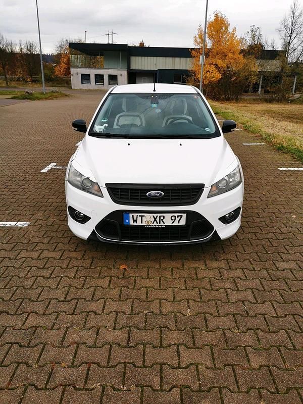 Weiß Gebraucht 2009 Ford Focus Limousine | 1.500 € (Fairer Preis) - Bild 1/4