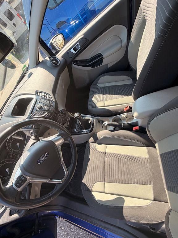 Gebraucht Ford Fiesta 125 PS (91 kW) 2014 Blau Kleinwagen