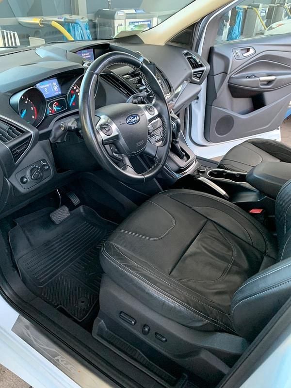 Usado Ford Kuga 163 HP (119 kW) 2014 Branco SUV