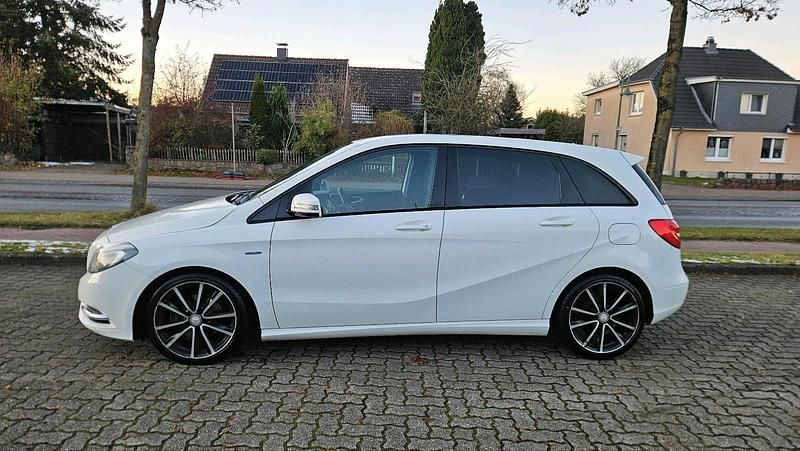 Weiß Gebraucht 2011 Mercedes 180 Limousine | 6.799 € - Bild 1/4