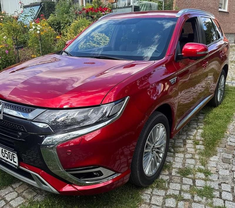 Rot Gebraucht 2020 Mitsubishi Outlander P-HEV Diamant Edition SUV | 21.500 € (Guter Preis) - Bild 1/4