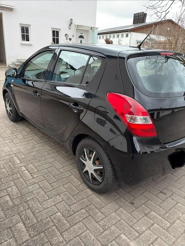Gebraucht Hyundai i20 78 PS (57 kW) 2012 Schwarz Kleinwagen