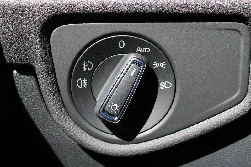 Gebraucht VW Touran Highline 150 PS (110 kW) 2024 Weiß Van / Kleinbus