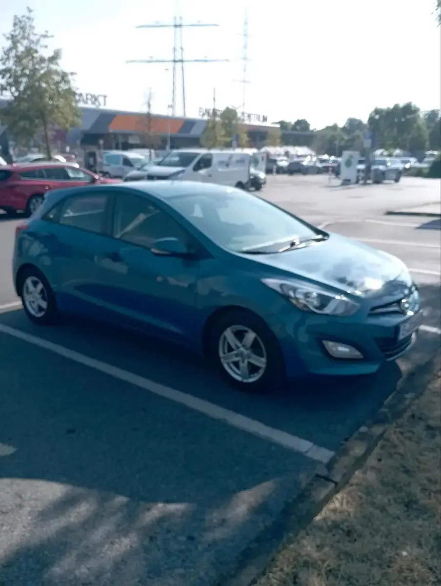 Gebraucht Hyundai i30 99 PS (72 kW) 2014 Blau Limousine