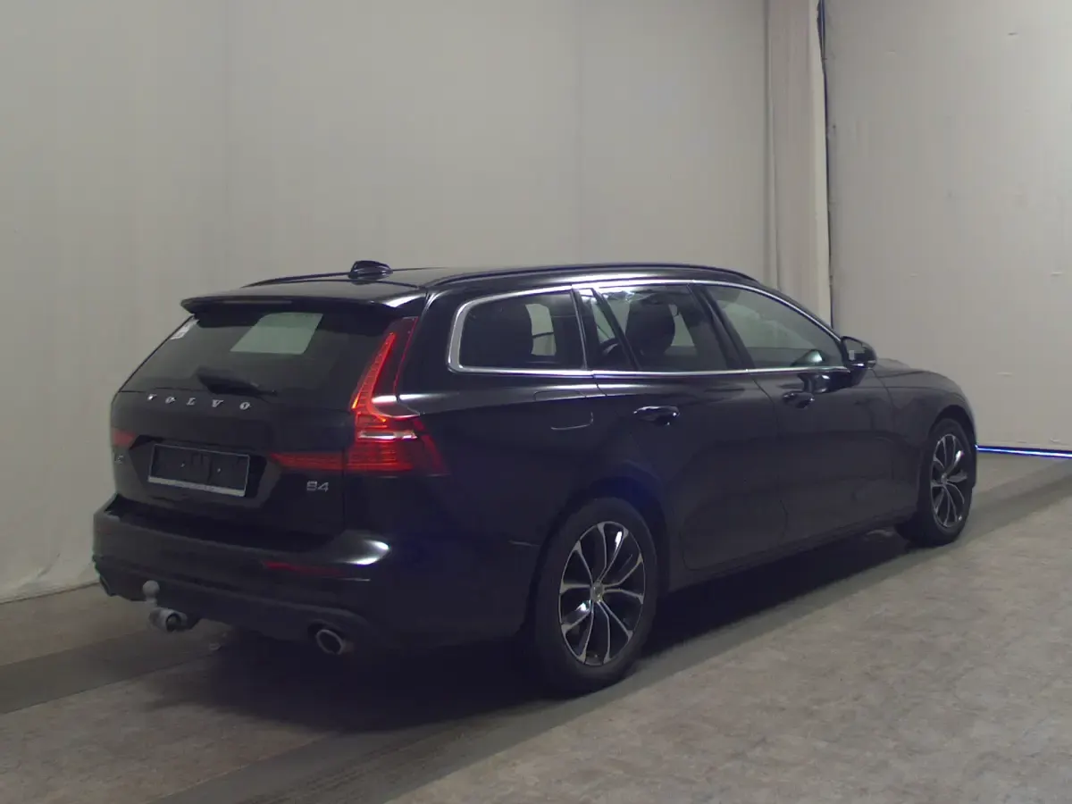 Gebraucht Volvo V60 Momentum 197 PS (144 kW) 2021 Schwarz Kombi