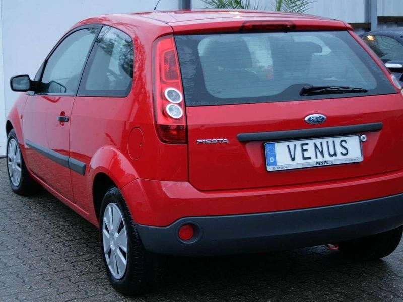 Gebraucht Ford Fiesta Basis 69 PS (50 kW) 2007 Coloradorot Kleinwagen