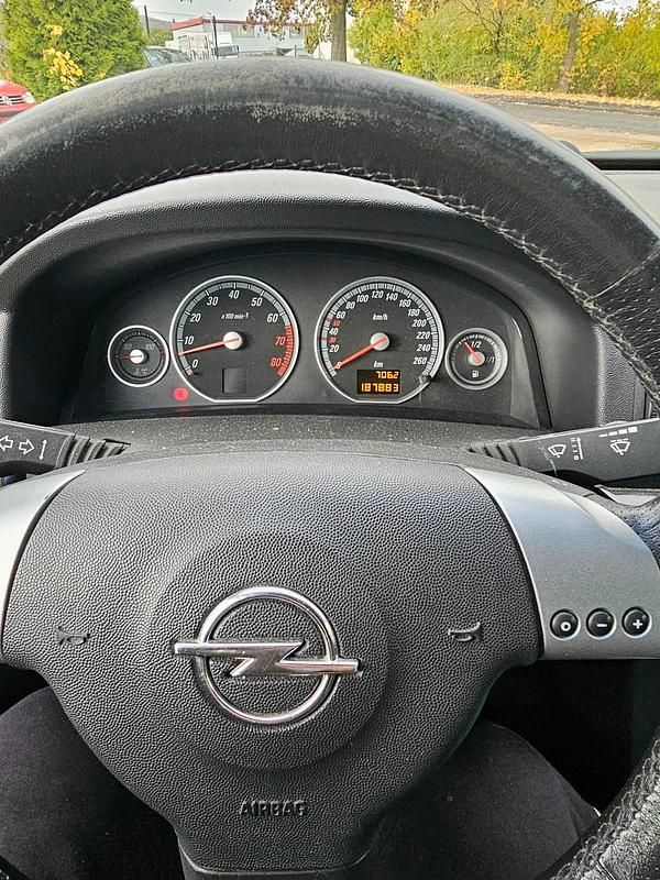 Schwarz Gebraucht 2004 Opel Vectra Limousine | 1.350 € (Guter Preis) - Bild 1/4