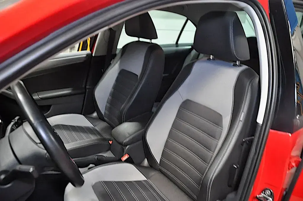 Gebraucht VW Jetta Sport 160 PS (117 kW) 2012 Rot Limousine