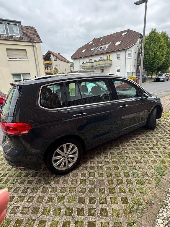 Grau Gebraucht 2019 VW Touran Highline Van / Kleinbus | 16.900 € (Superpreis) - Bild 1/4