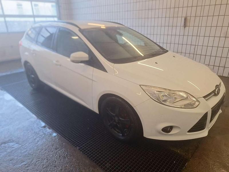 Gebraucht Ford Focus Trend 116 PS (85 kW) 2012 Frostweiß Kombi