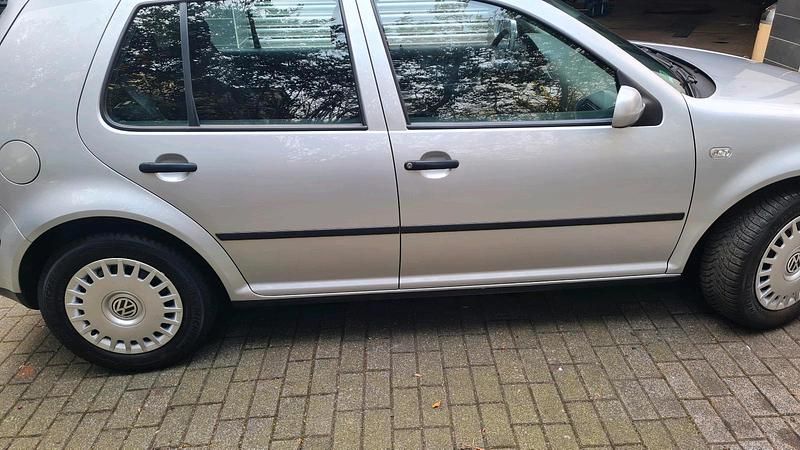 Silber Gebraucht 2002 VW Golf IV Kleinwagen | 1.800 € (Fairer Preis) - Bild 1/4