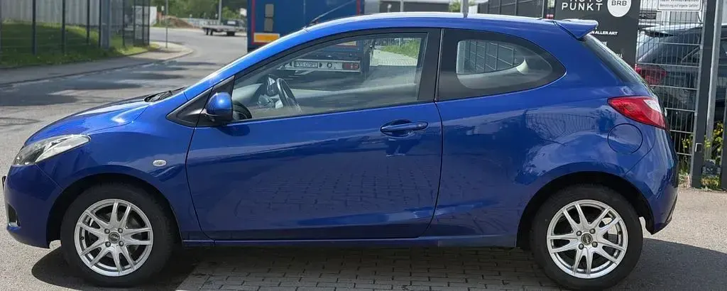 Gebraucht Mazda 2 Inclusive 75 PS (55 kW) 2010 Blau Kleinwagen