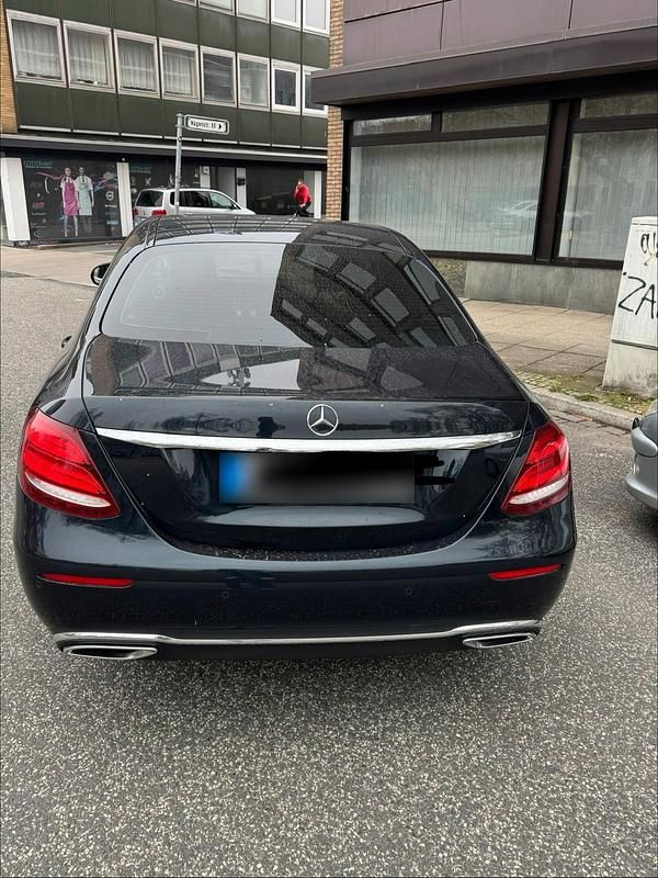 Używany Mercedes 200 150 KM (110 kW) 2017 Czarny Sedan/Limuzyna