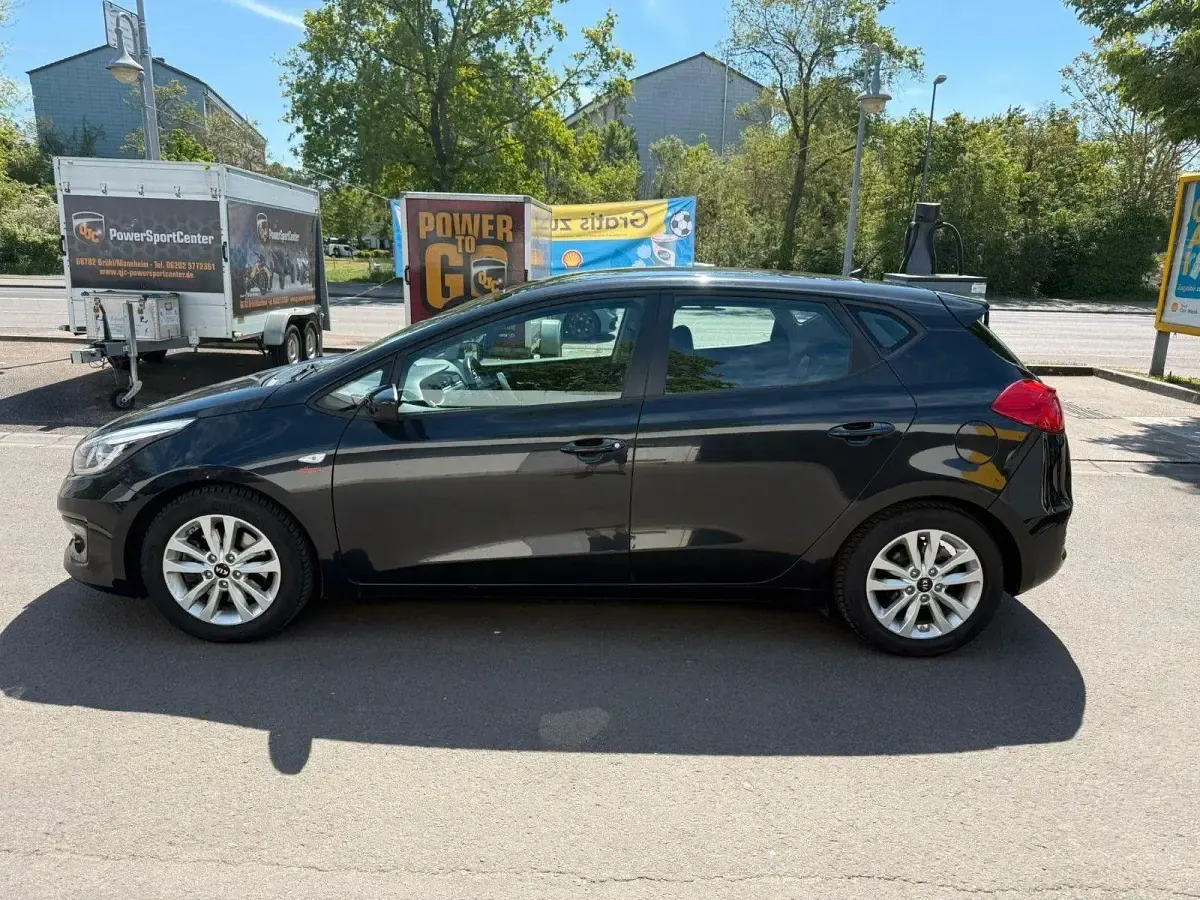 Używany Kia Ceed 101 KM (74 kW) 2016 Czarny Hatchback