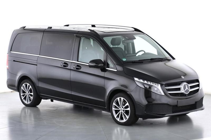 Obsidianschwarz metallic Gebraucht 2024 Mercedes V300 Avantgarde Edition Van / Kleinbus | 63.950 € (Superpreis) - Bild 1/4
