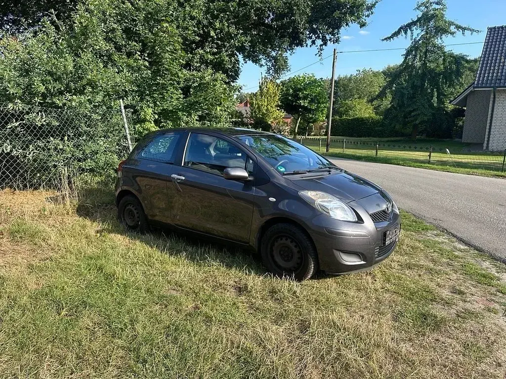 Gebraucht Toyota Yaris 69 PS (50 kW) 2011 Schwarz Kleinwagen