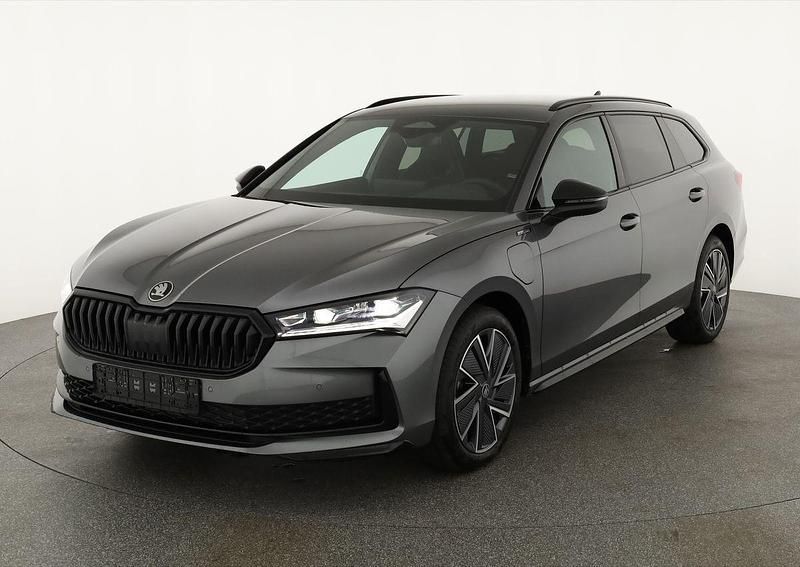 Graphite grau metallic Neu 2025 Skoda Superb SportLine Kombi | 46.495 € (Teuer) - Bild 1/4
