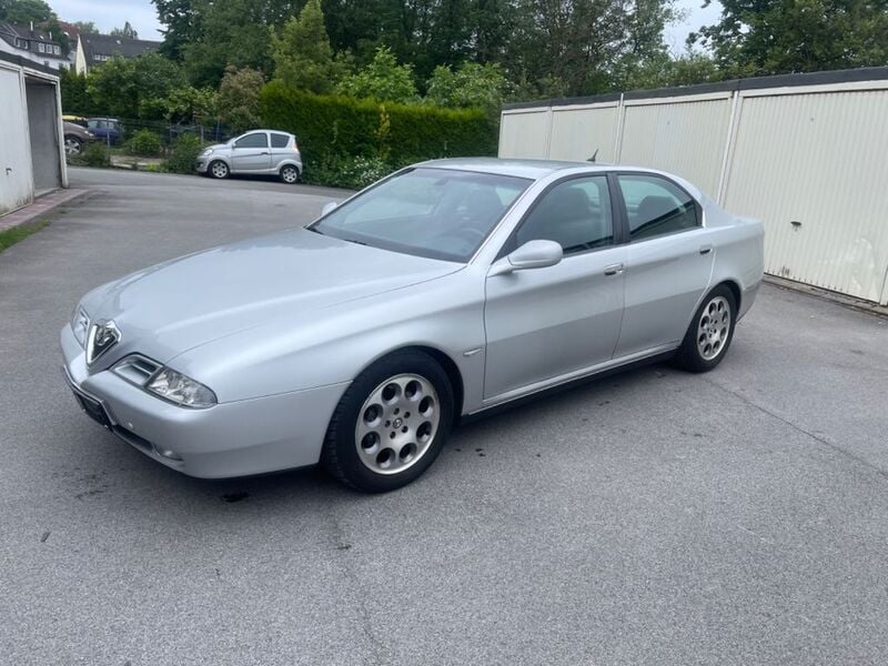 Silber Gebraucht 2000 Alfa Romeo 166 Distinctive Limousine | 9.499 € (Fairer Preis) - Bild 1/4