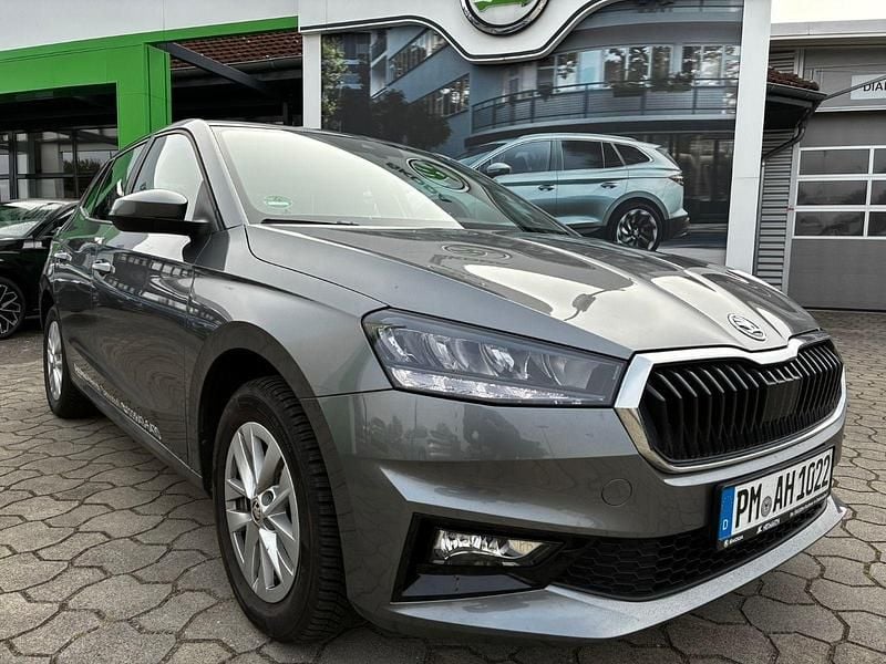 Grau Gebraucht 2024 Skoda Fabia Essence Kleinwagen | 15.690 € (Superpreis) - Bild 1/4
