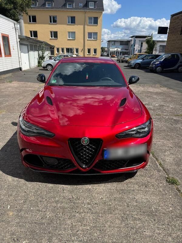 Rot Gebraucht 2024 Alfa Romeo Giulia Coupé | 78.200 € (Teuer) - Bild 1/4