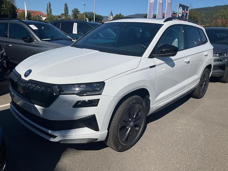 Moon weiss metallic Neu 2025 Skoda Karoq SportLine SUV | 41.495 € (Fairer Preis) - Bild 1/3