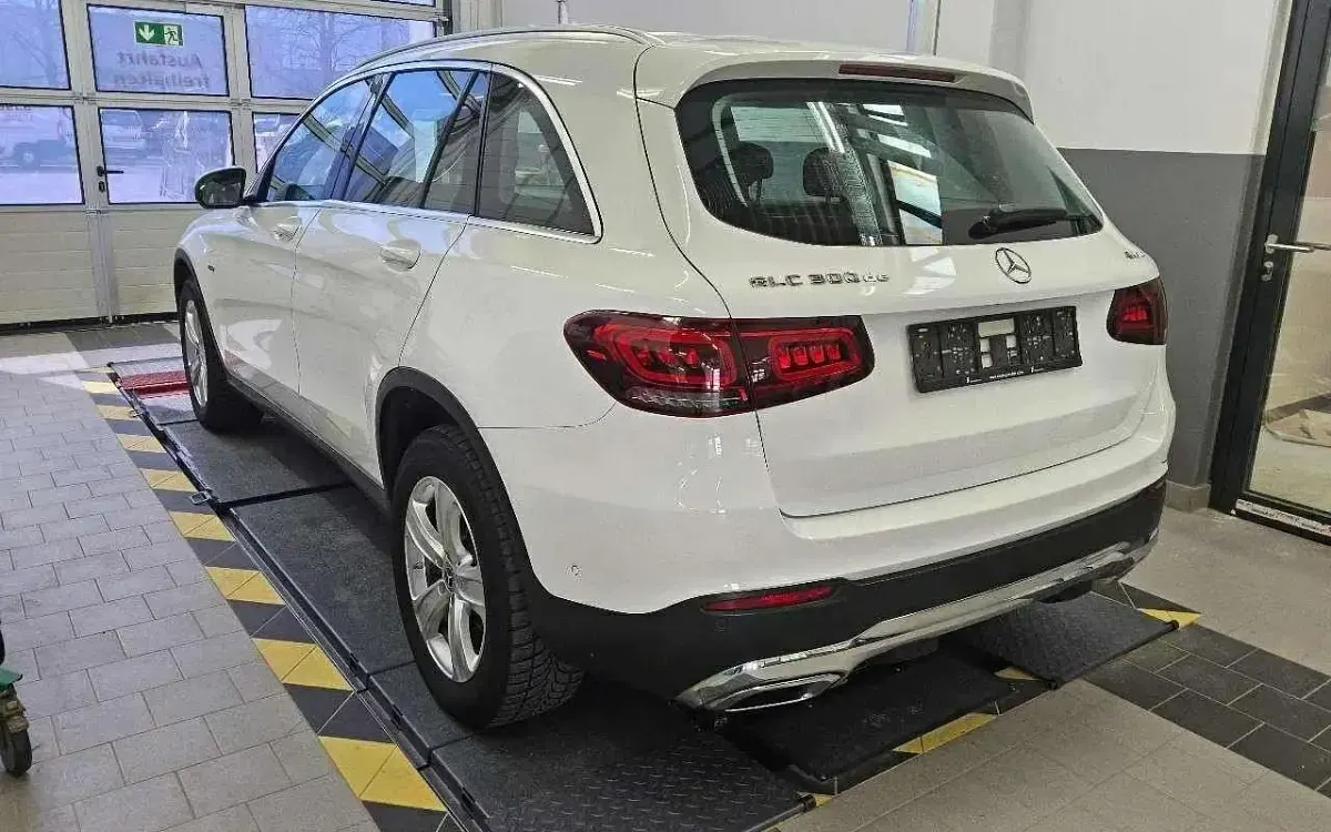 Gebraucht Mercedes GLC300 194 PS (142 kW) 2021 Polarweiss SUV
