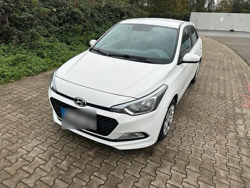 Weiß Gebraucht 2015 Hyundai i20 Limousine | 5.500 € (Guter Preis) - Bild 1/4