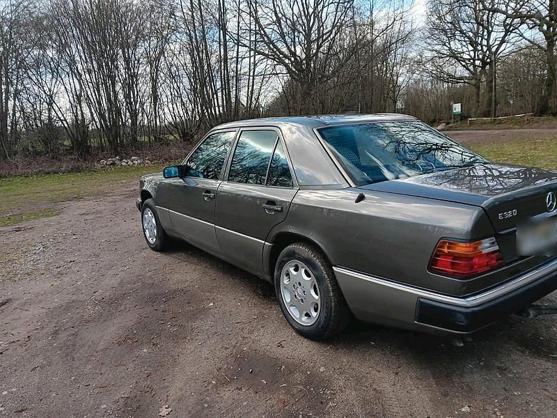 Second-hand Mercedes E280 197 CP (144 kW) 1993 Negru Berlinǎ