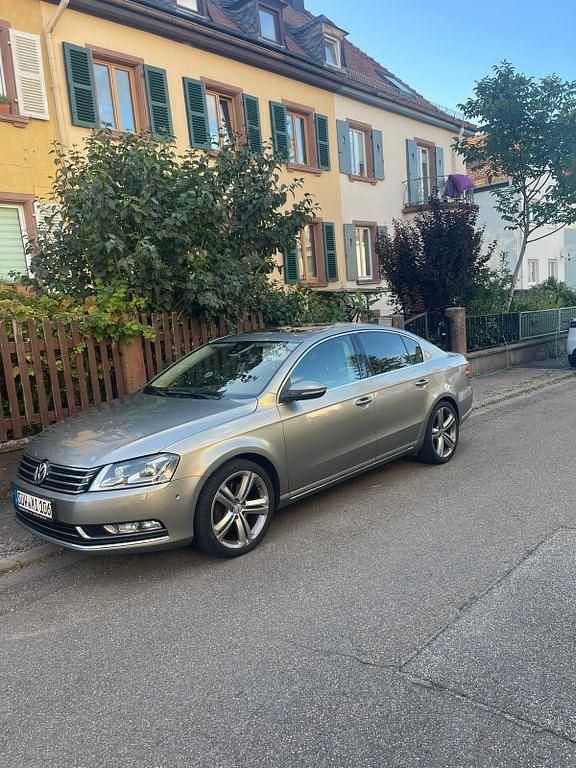 Grau Gebraucht 2014 VW Passat R-line Limousine | 8.800 € (Teuer) - Bild 1/4