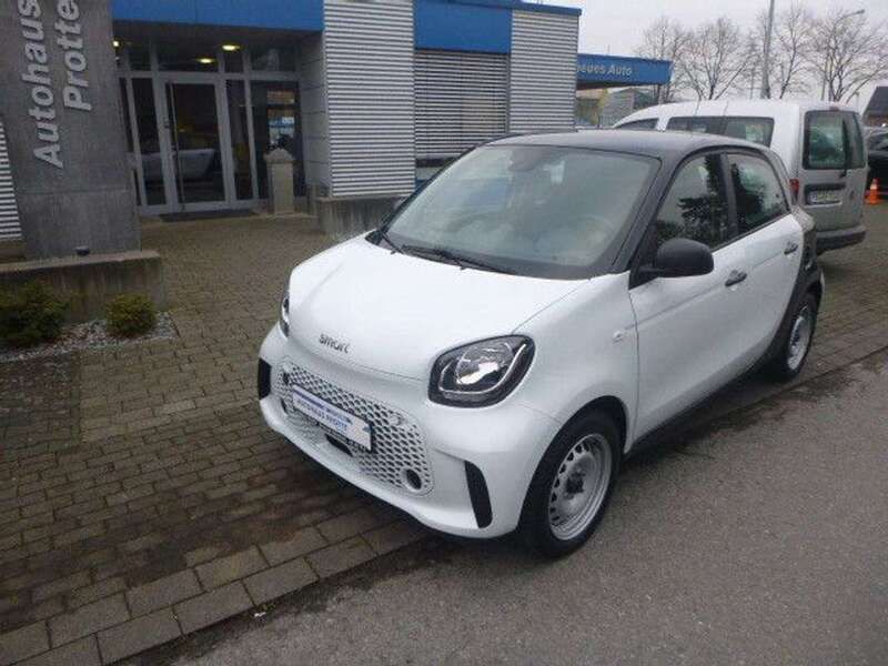 Weiß / schwarz Gebraucht 2021 Smart ForFour Electric Drive Kleinwagen | 9.580 € (Fairer Preis) - Bild 1/4