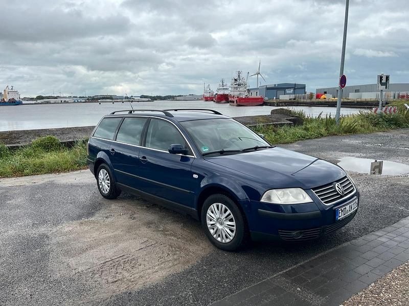 Blau Gebraucht 2003 VW Passat Kombi | 2.500 € (Etwas zu teuer) - Bild 1/4