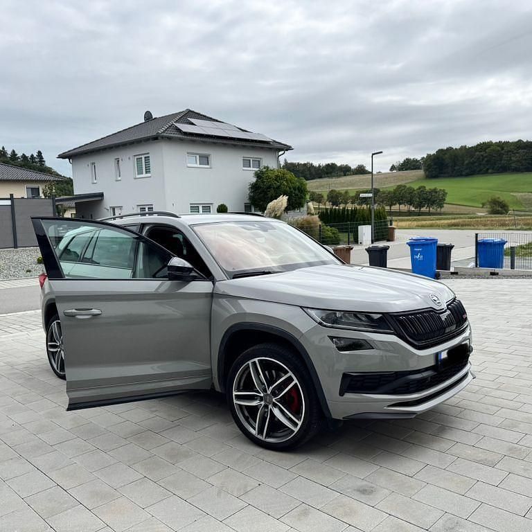 Grau Gebraucht 2020 Skoda Kodiaq RS SUV | 30.500 € (Guter Preis) - Bild 1/4