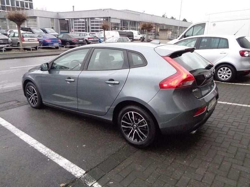 Gebraucht Volvo V40 Momentum 120 PS (88 kW) 2019 Grau Limousine