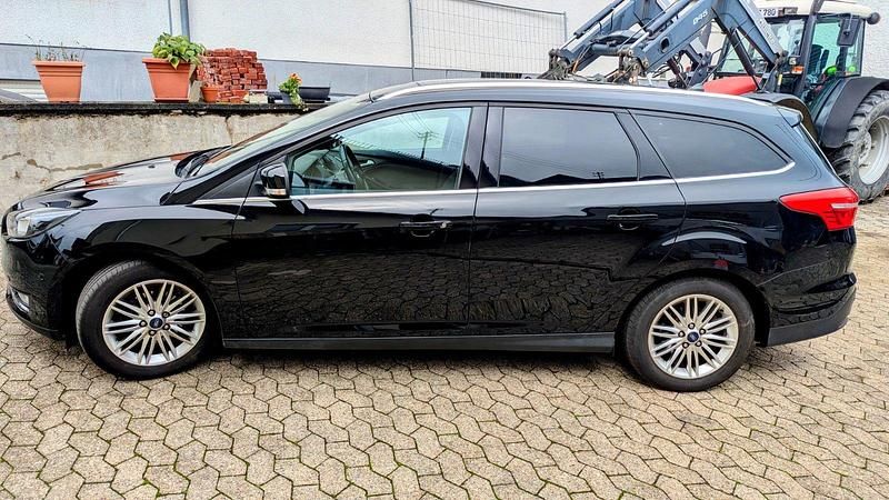 Gebraucht Ford Focus Titanium 120 PS (88 kW) 2018 Schwarz Kombi