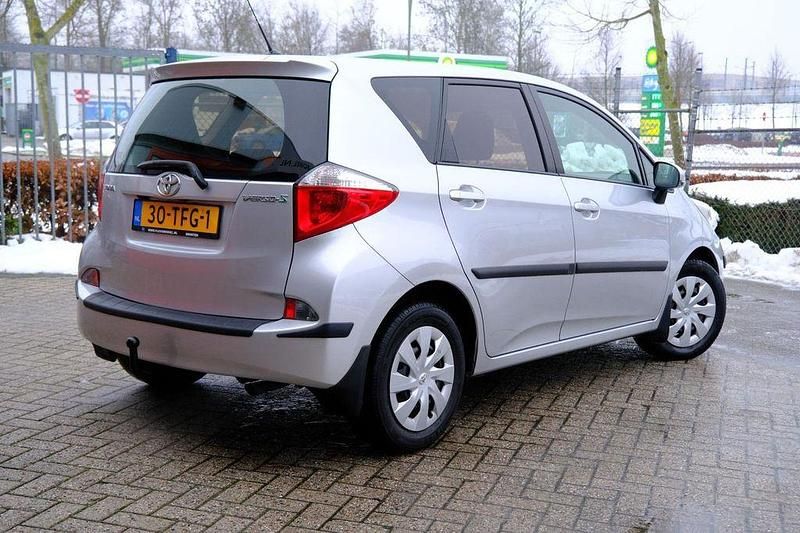 Gebraucht Toyota Verso-S 99 PS (72 kW) 2012 Grau Van / Kleinbus