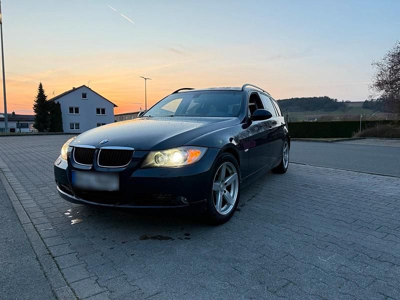 Gebraucht BMW 320 163 PS (119 kW) 2008 Blau Kombi