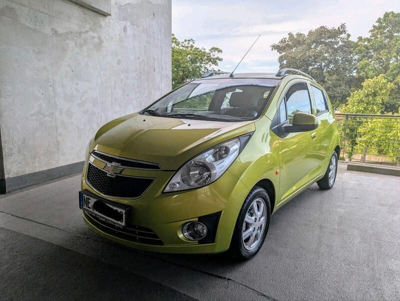 Grün Gebraucht 2011 Chevrolet Spark Kleinwagen | 3.599 € (Fairer Preis) - Bild 1/4