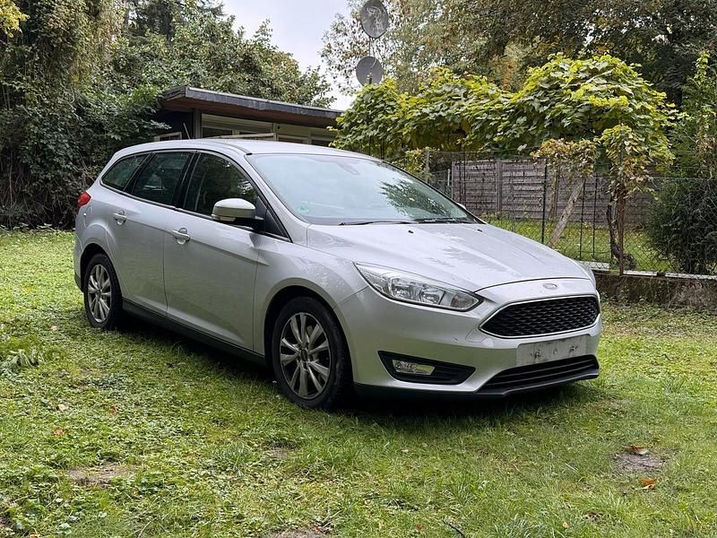 Silber Gebraucht 2015 Ford Focus Kombi | 4.350 € (Superpreis) - Bild 1/4
