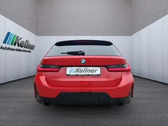 Gebraucht BMW 320 M Sport 193 PS (141 kW) 2024 Melbourne rot met. Kombi