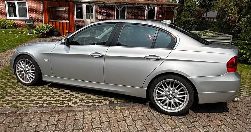 Grau Gebraucht 2005 BMW 325 Limousine | 5.790 € - Bild 1/4