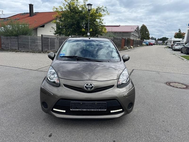 Braun Gebraucht 2014 Toyota Aygo Cool Kleinwagen | 5.190 € (Guter Preis) - Bild 1/4
